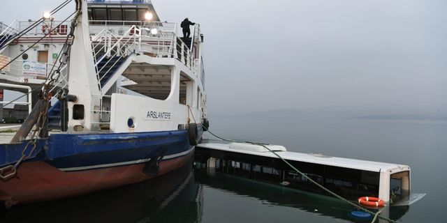 Malatya'da halk otobüsü, baraj gölüne devrildi