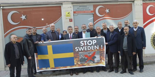 Muhtarlar 'İsveç'i Durdur' pankartını yakarak tepki gösterdiler