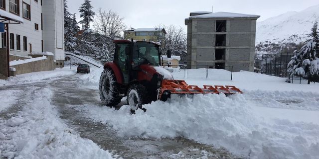 Çelikhan’da karın kapattığı yolları belediye ekipleri açıyor