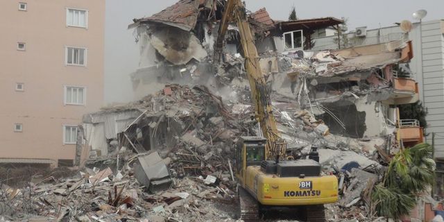 Hasarlı binaların kontrollü şekilde yıkımı gerçekleştiriliyor  - Videolu Haber