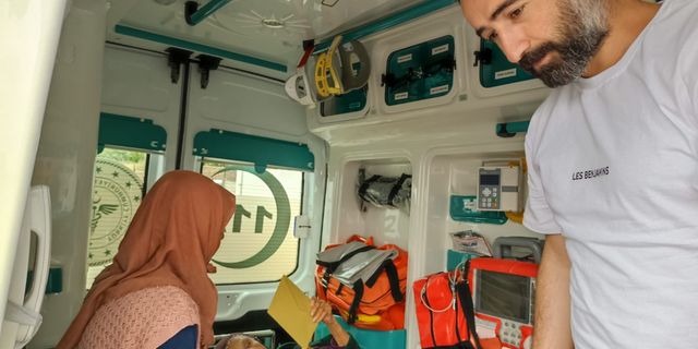 83 yaşındaki yaşlı kadın oyunu ambulansta kullandı 
