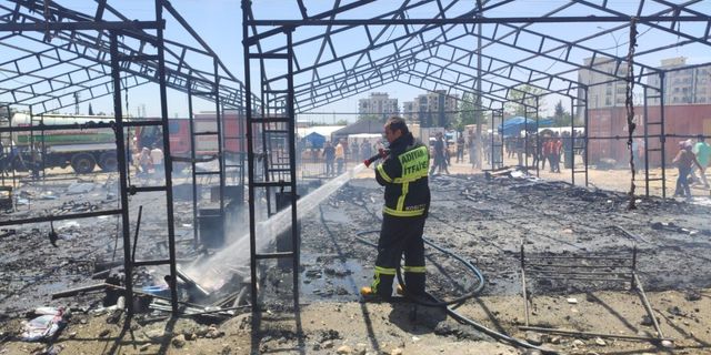 Adıyaman'da, çadır kentte yangın çıktı; 3 çadır kullanılamaz hale geldi  - Videolu Haber
