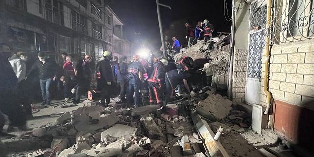 Malatya'da ağır hasarlı bina çöktü!