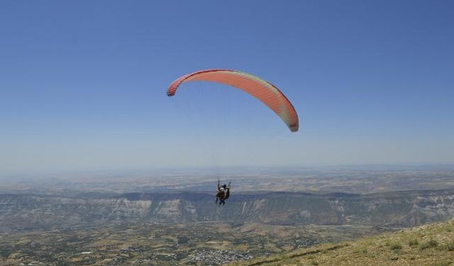 Adıyaman'da 1850 metre yükseklikte yamaç paraşütü festivali - Videolu Haber 