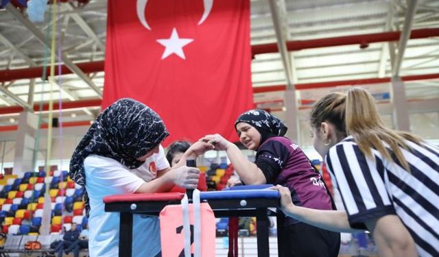 Adıyaman'da bilek güreşi Türkiye şampiyonası 500 sporcunun katılımıyla başladı