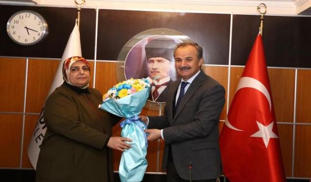 Başkan Kılınç’tan, kadın meclis üyelerine çiçek - Videolu Haber 