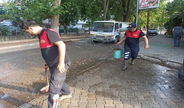 Belediye ekipleri temizlik çalışmalarına devam ediyor
