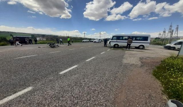 Gölbaşı'nda minibüs ile motosiklet çarpıştı: 2 yaralı - Videolu Haber