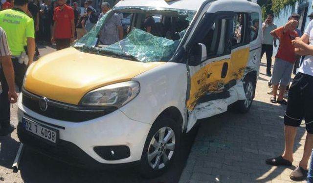 Kahta'da iki hafif ticari araç çarpıştı: 1 ölü, 3 yaralı