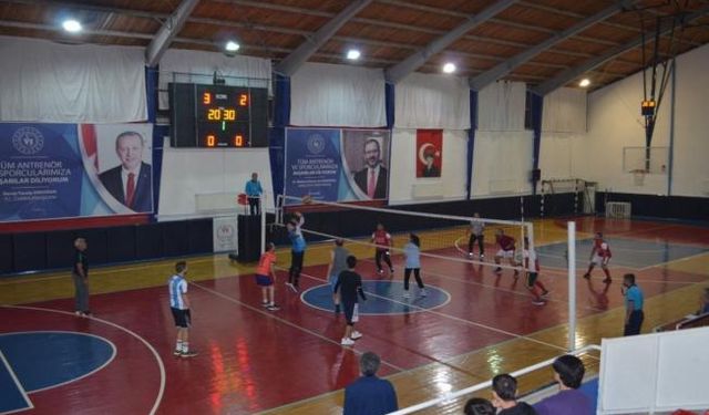 Kahta’da öğretmenler günü anısına voleybol turnuvası düzenleniyor