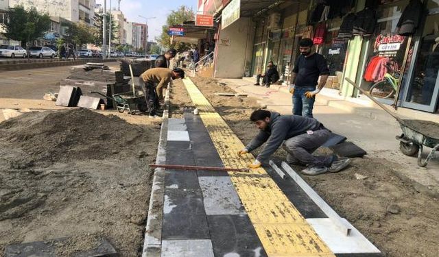 Karapınar Caddesi'nin kaldırımları yenileniyor