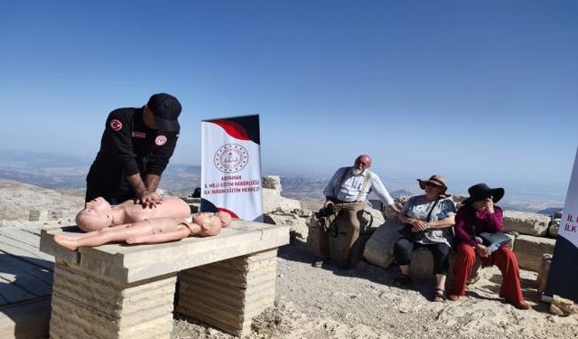 Nemrut Dağı'nda turistlere ilkyardım eğitim