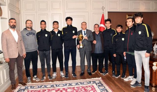 Şampiyonluk kupası ile Vali Çuhadar’a ziyaret 