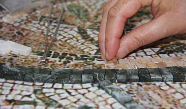 Tarih, mozaik taşlarla kadınların elinde yeniden işleniyor