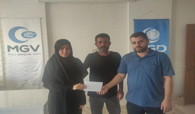 Türkiye Geneli Siyer-i Yarışması'nda üçüncü olan öğrenci ödülünü aldı