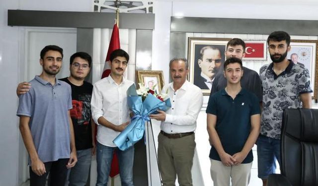 Üniversiteyi kazanan öğrencilerden Başkan Kılınç'a teşekkür