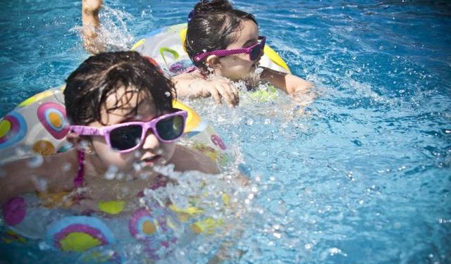 Uzmanlar uyardı: Havuz suyunu yutmak sindirim sistemi enfeksiyonuna yol açabilir