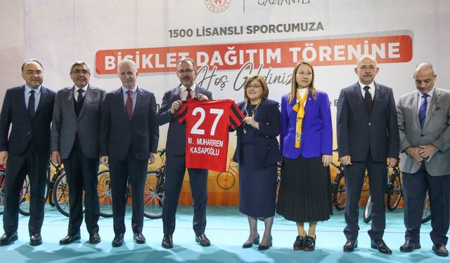 Bakan Kasapoğlu, bin 500 lisanslı sporcuya bisiklet dağıtım törenine katıldı