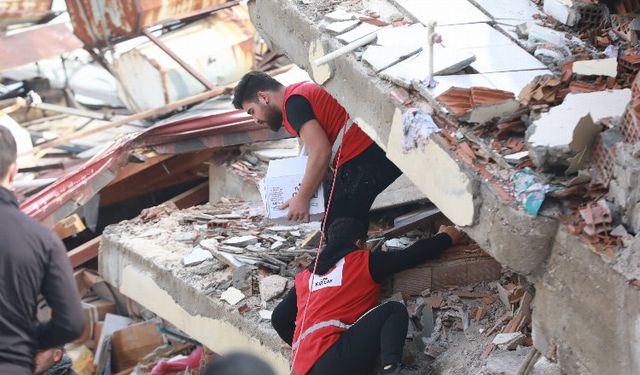 Kızılaycılar da depremden doğrudan etkilendi