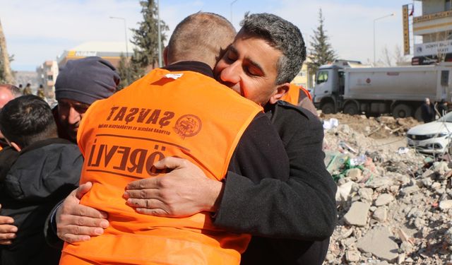 Depremzede Esma'dan, AFAD gönüllüsüne ağlatan istek  - Videolu Haber