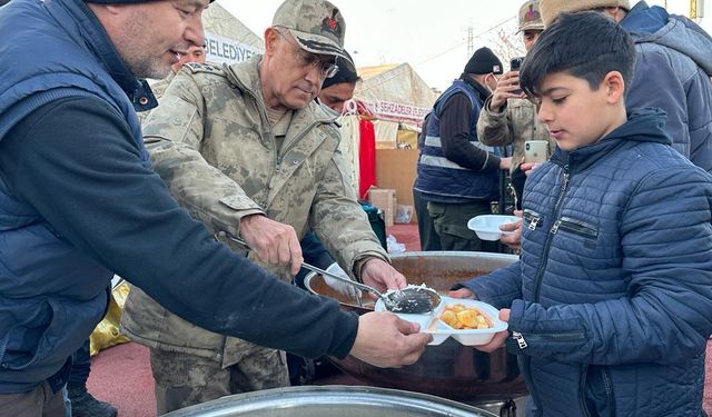 Orgeneral Çetin'den Adıyaman'da çadır kentteki depremzedelere ziyaret 