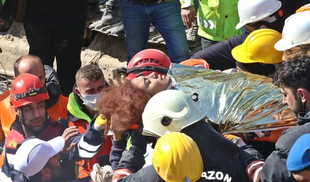 Yangına gelen ekip, 152 saat sonra enkazdan Rukiye'yi çıkardı; itfaiye eri ağladı 