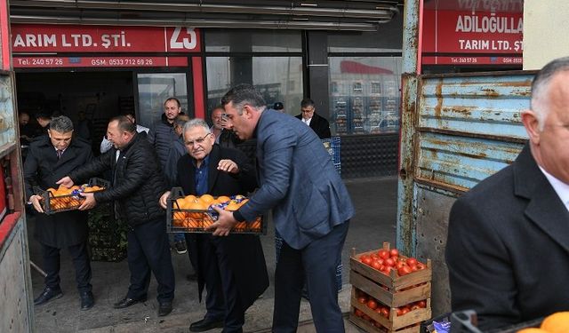 Adıyaman'a 2 yardım kamyonu