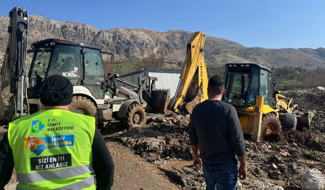 Adıyaman'da çamura saplanan iş makinası kurtarıldı