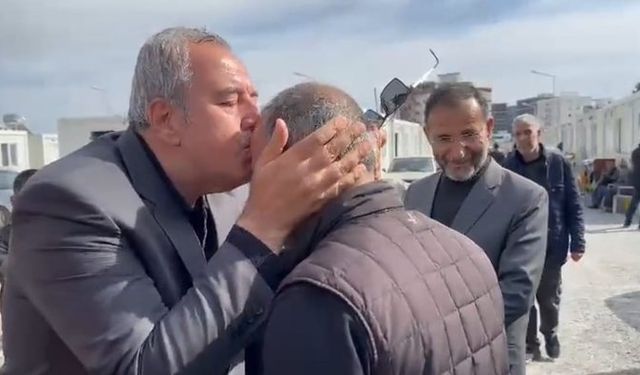 Depremzede Ordu Valisi Tuncay Sonel'i alnından öptü  - Videolu Haber