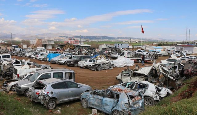 Enkazdan çıkarılan yüzlerce araç otoparkta muhafaza ediliyor 