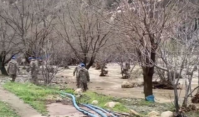 Sele kapılan hamile kadın ve bebeği havadan ve karadan aranıyor  - Videolu Haber