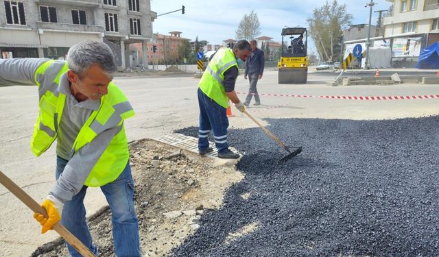 Belediye ekipleri yıpranan yolları onarıyor 