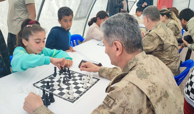 Depremzede çocuklar satrançla stres atıyor