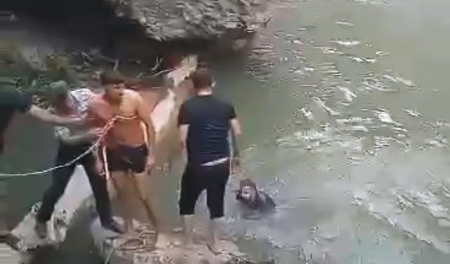 Arkadaşının boğulduğu suda kendisi halatla kurtarıldı 