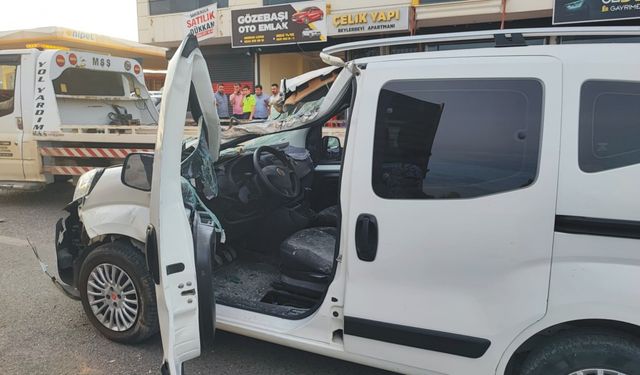 Kahta'da hafif ticari araçla kamyon çarpıştı: 2 yaralı 