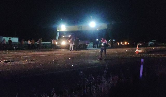 Otomobil ile traktör çarpıştı: 1 ölü, 1 yaralı  - Videolu Haber