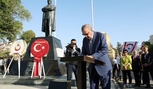 Cumhurbaşkanı Erdoğan, Lefkoşa’daki Atatürk Anıtı‘nı ziyaret etti