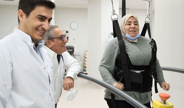 Kuveytli hasta Türkiye'de 'robot' desteğiyle yeniden doğdu