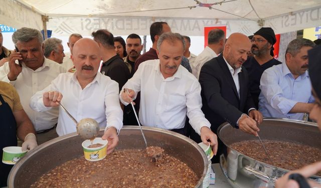 Başkan Kılınç’ tan vatandaşlara aşure ikramı 