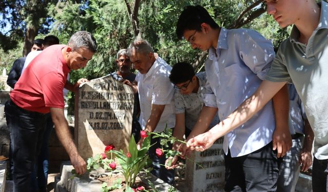 Merhum sanatçı Abdullah Uyanık mezarı başında dualarla anıldı  - Videolu Haber