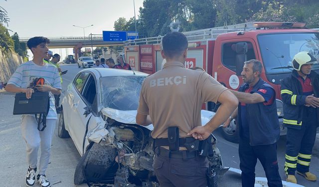 Otomobilin çarptığı motosiklet sürücüsü öldü, 2 kişi yaralandı  - Videolu Haber