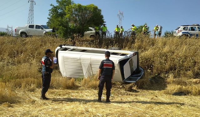 Şarampole devrilen minibüsteki 7 kişi yaralandı 