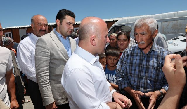 Vali Varol, depremin etkilediği Gölbaşı ve Besni ilçesinde incelemede bulundu 