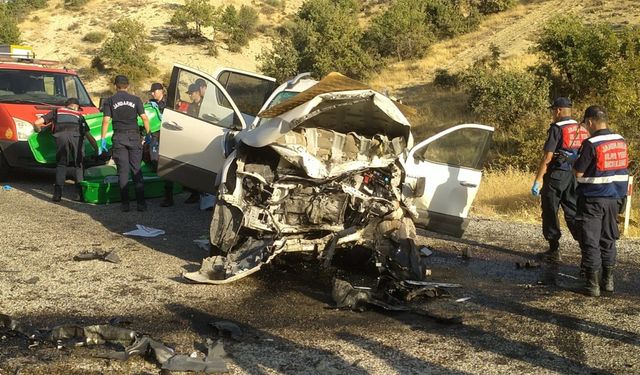 Adıyaman'da feci kaza: 4 ölü, 3 yaralı  - Videolu Haber