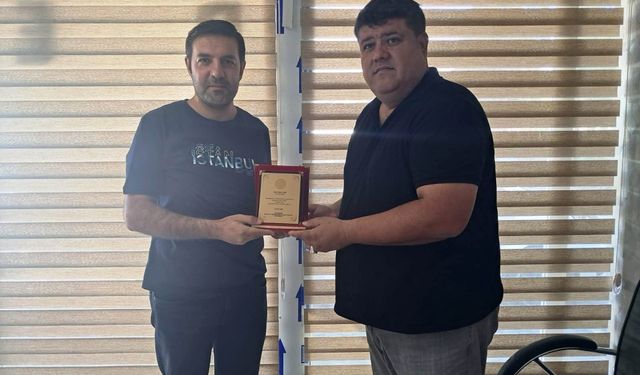 Başkan Kaşıkara'dan Alan'a plaket 