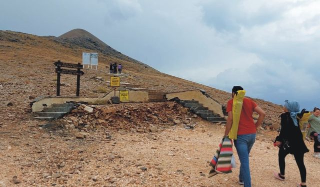 Nemrut Dağı'nda ziyaretçilere yağmur sürprizi 