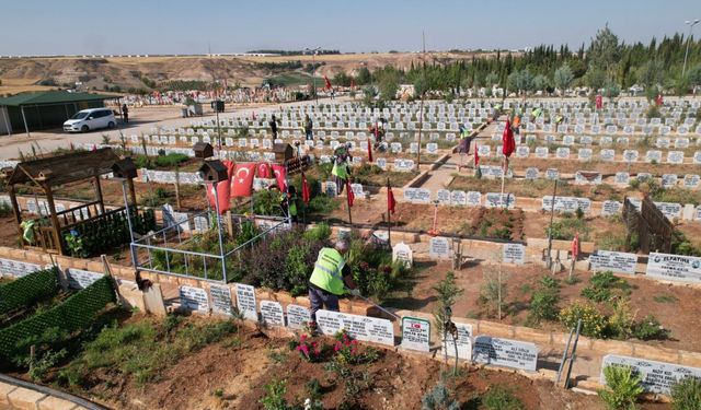 Asri mezarlığında temizlik ve çevre düzenlemesi yapılıyor 