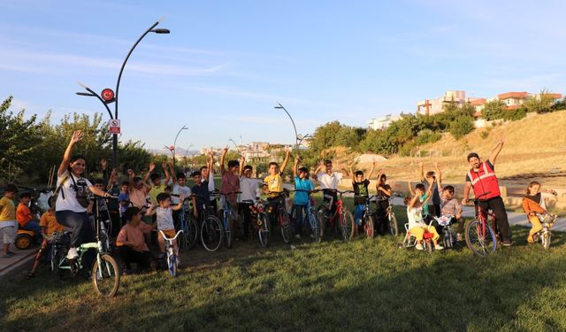 Çocuklar bisiklet turu etkinliğinde doyasıya eğlendiler 