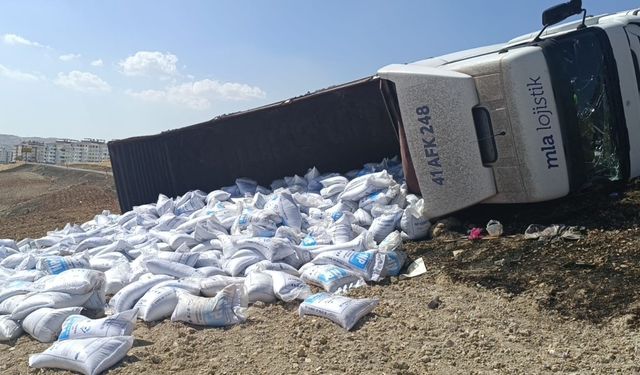 Devrilen yem yüklü TIR’ın sürücüsü yaralandı 