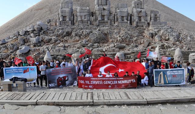 Cumhuriyet’in 100. Yılı’nda 100 genç Nemrut Dağı’na tırmandı  - Videolu Haber